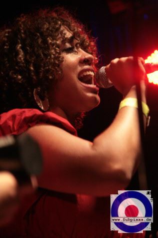 Miss Brandy Butler - The Fonxionaires (CH) Easter Soul Spectacle - McCormacks Ballroom Leipzig 11.04.2009 (17).jpg